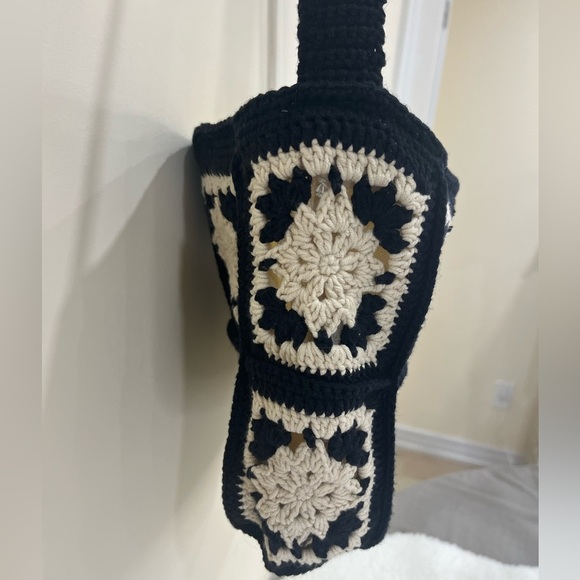 Elegant Black and Cream Crossbody Bag - Picture 6 of 9